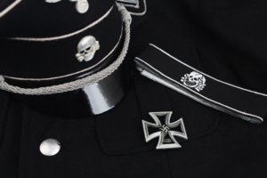 Abzeichen auf dem Dienstrock der SS, Bildnachweis: Militarist / Shutterstock.com