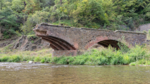Eisenbahnbrücke über die Ahr in Mayschoß im Jahr 2023