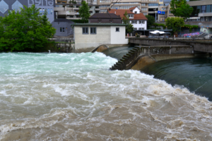 16. Juli 2021: Stromschnellen an der Mündung von Limmat (grünes Wasser) und Sihl (braunes Wasser) in der Stadt Zürich, Bildnachweis: Michael Derrer Fuchs / Shutterstock.com