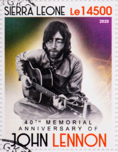 John Lennon Gedenkbriefmarke aus dem Jahr 2020, Bildnachweis: Prachaya Roekdeethaweesab / Shutterstock.com