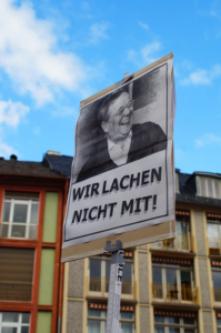Protestplakat von Friday for Future mit Laschet-Lacher, Bildnachweis: Wirestock Creators / Shutterstock.com