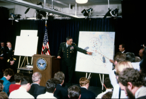 Arlington, Virginia, USA, 24. Januar 1991 Der Vorsitzende der Joint Chiefs of Staff, General Colin Powell (USA), hält im Presseraum des Pentagon eine Pressekonferenz zur Operation Desert Shield ab, Bildnachweis: Mark Reinstein / Shutterstock.com