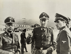 Heinrich Himmler (links) und Reinhard Heydrich (mitte) in SS-Uniform, Bildnachweis: Everett Collection / Shutterstock.com