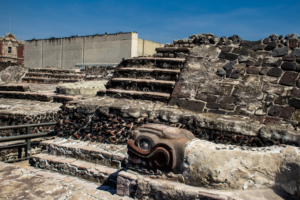 Mexiko-City: Ausgrabungsstätte der ehemaligen Stadt Tenochtitlán, Schlangenskulptur. Blick auf die Coatepantli, eine Mauer aus Steinschlangen im Nahuatl, an der Ausgrabungsstätte des Templo Mayor, Bildnachweis: Anamaria Mejia / Shutterstock.com