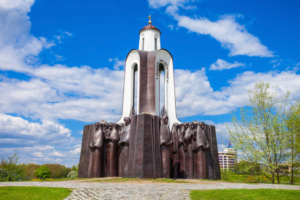 Die Tränen Kapelle auf einer künstlichen Insel in der Swislatsch im Zentrum von Minsk, Belarus -erinnert an die belarussischen Soldaten, welche im sowjetischen Afghanistankrieg gefallen sind, Bildnachweis: saiko3p/shutterstock.com