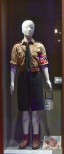 Uniform der Hitlerjugend, ausgestellt im Museum des Zweiten Weltkriegs in Danzig (Polen), Bildnachweis: Robert Golebiewski / Shutterstock.com