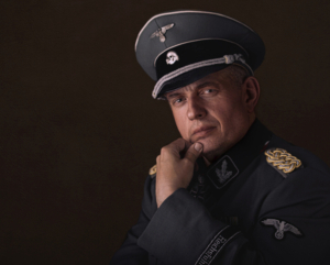 Mann (Schausteller) in Uniform der Waffen SS