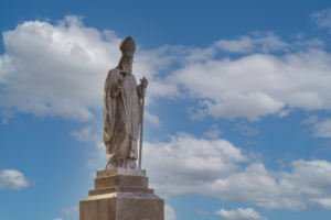 Statue des Heiligen Patrick von Irland, Bildnachweis: Davaifotografie/shutterstock.com