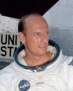 Charles Pete Conrad, Bildlizenz: Von NASA - https://www.hq.nasa.gov/alsj/a12/images12.html S69-38866, Gemeinfrei, https://commons.wikimedia.org/w/index.php?curid=997518, keine Änderungen vorgenommen