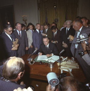 Unterzeichnung der Civil Rights Act durch US-US-Präsident Lyndon B. Johnson im East-Room des Weißen Hauses, Bildnachweis: gemeinfrei - keine Änderungen vorgenommen