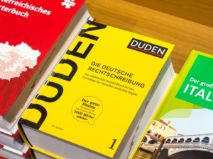 Duden zur deutschen Rechtsschreibung von heute, Erstausgabe 1880; Bildnachweis: HelgaQ / Shutterstock.com
