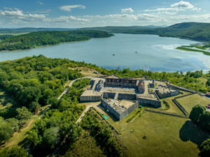 Luftaufnahme von Fort Ticonderoga am Lake George im Norden des Bundesstaates New York, Bildlizenz: Tokar/Shutterstock.com