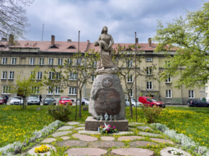 Gedenkstatue Pieta Volynska in Chelm, Polen erinnert an die ermordeten Polen des Massakers von Wolhynien, Bildnachweis: suntemple / Shutterstock.com