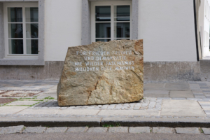 Gedenkstein vor Hitlers Geburtshaus in Braunau am Inn, Österreich; Bildlizenz: Felix Geringswald / Shutterstock.com