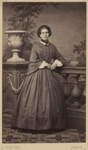 Johanna Spyri, Bildnachweis: Von Ganz, Johannes, Fotograf, Schweiz, 1821-1886 - Zentralbibliothek Zürich, Gemeinfrei, https://commons.wikimedia.org/w/index.php?curid=25826862, keine Änderungen vorgenommen