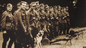 Kämpfer der Ukrainischen Aufstandsarmee, Bildnachweis: Von Unbekannter Fotograf - Eigenes Werk, <a rel="nofollow noopener" target="_blank" href="http://creativecommons.org/licenses/by-sa/4.0/">CC BY-SA 4.0</a>, https://commons.wikimedia.org/w/index.php?curid=87823851