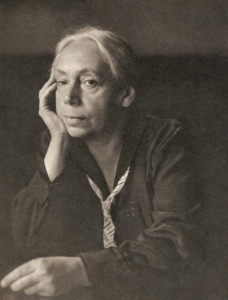 Käthe Kollwitz, Bildlizenz: Von Hugo Erfurth - https://galerie-der-panther.de/2015/02/23/kunstlerinnen-des-lyceum-clubs-1905-1933/, Gemeinfrei, https://commons.wikimedia.org/w/index.php?curid=76742149 keine Änderungen vorgenommen