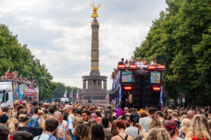 Loveparade von 2024, wieder in Berlin, Bildnachweis: Mo Photography Berlin / Shutterstock.com