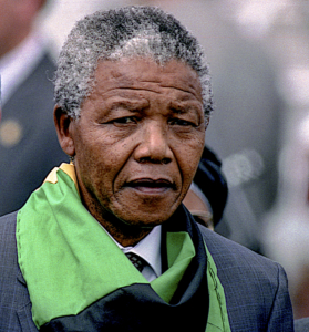 Nelson Mandela, Bild von 1990, Bildlizenz: Mark Reinstein / Shutterstock.com