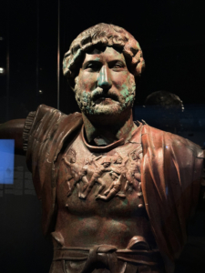 Statue des römischen Kaisers Hadrian. Bronze. Jerusalem, Israel, Bildlizenz: MWPHOTOS55 / Shutterstock.com