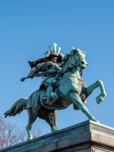 Statue von Kusunoki Masashige in den äußeren Gärten des Kaiserpalastes von Tokio, Japan; Bildnachweis: KO-TORI / Shutterstock.com