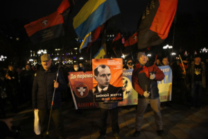 01.01.2021: Ukrainische Nationalisten mit Plakat von Stepan Bandera, anlässlich dessen Geburtstag (geb. 1. Januar 1909) mit Flagge der UPA (schwarz-rot) und der ukrainischen Flagge, Bildnachweis: Oleksandr Polonskyi / Shutterstock.com
