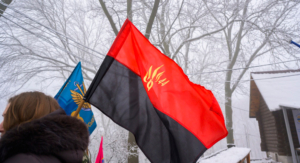 UPA Flagge mit Dreizack und Zahl 44 bei einer patriotischen Gedenkverantstaltung in Kiew im Januar 2026; Bildnachweis: KyivCityUa / Shutterstock.com