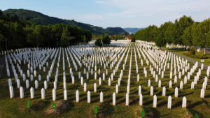 Völkermord-Gedenkstätte Potocari in der Nähe von Srebrenica, Bildnachweis: Ajdin Kamber / Shutterstock.com