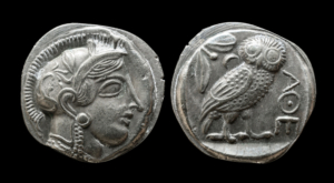 Tetradrachme (nach 445 v. Chr.), Vorderseite mit Kopf der Athena und Rückseite mit Eule und Olivenblättern, Bildquelle: Viacheslav Lopatin/shutterstock.com