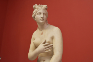 Aphrodite Statue im Nationalen Archäologischen Museum von Athen, Bildnachweis: Giorgos Arapoglou / Shutterstock.com