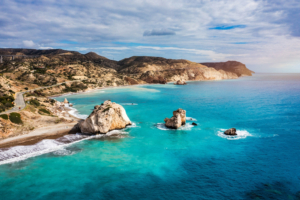 Der Felsen der Aphrodite (heute: Petra tou Romiou) vor der Küste Zyperns ist der mythologische Geburtsort der Aphrodite, Bildnachweis: DaLiu/shutterstock.com