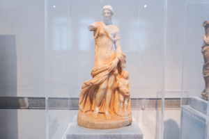 Aphrodite-Skulptur mit Eros im Nationalen Archäologischen Museum in Athen, Bildnachweis: Ivan Moreno sl / Shutterstock.com