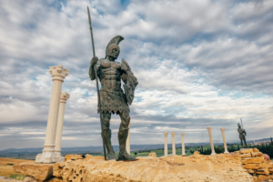 Statue eines Soldaten aus dem Trojanischen Krieg in Canakkale, Türkei - dem Ort, wo das historische Troja vermutet wird, Bildnachweis: frantic00 / Shutterstock.com