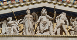 Olympische Götter im Neoklassischen Stil auf dem Giebel der Akademie in Athen, Griechenland; Bildnachweis: Fanouria / Shutterstock.com