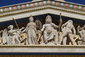 Olympische Götter im Neoklassischen Stil auf dem Giebel der Akademie in Athen, Griechenland; Bildnachweis: Fanouria / Shutterstock.com